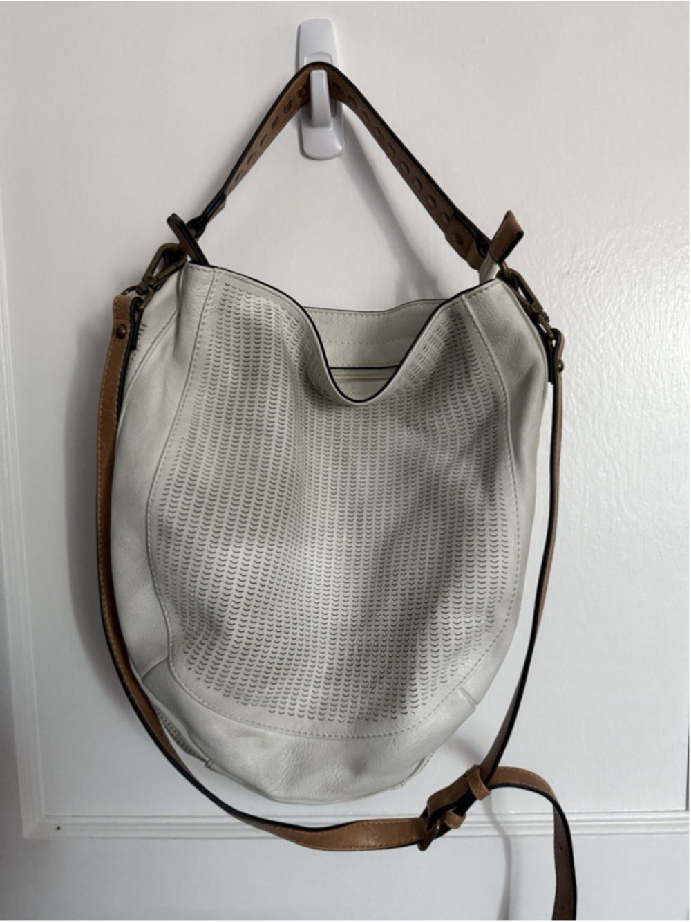moda luxe Cream Colored Shoulder bag With 2 Brown Adjustable Straps.